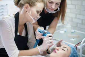 Cada vez mais as pessoas se interessam em cuidar da saúde e do bem-estar. O curso de Estética e Cosmética semipresencial da UCEFF é um ótimo investimento!